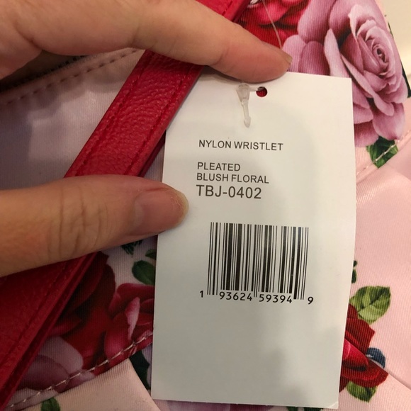 📣HP📣Betsy Johnson Nylon Pleated Floral Wristlet - Picture 6 of 7